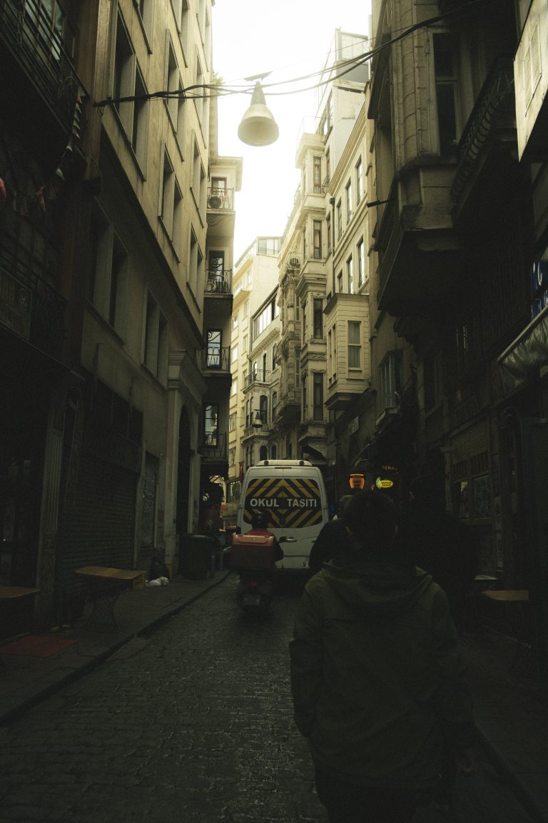 Street photo in Istanbul, Turkey by Arda Tutkun