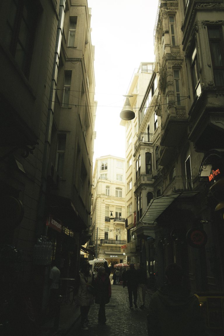 Street photo in Istanbul, Turkey by Arda Tutkun
