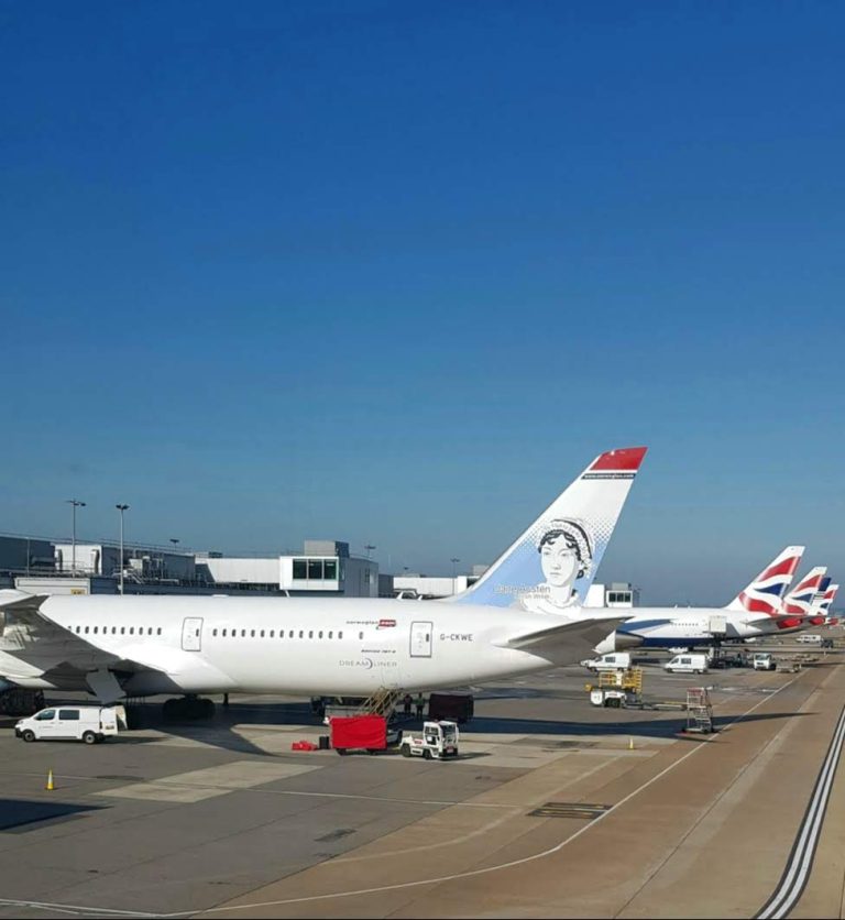 Street photo in Gatwick, United Kingdom by Kelvin Jones