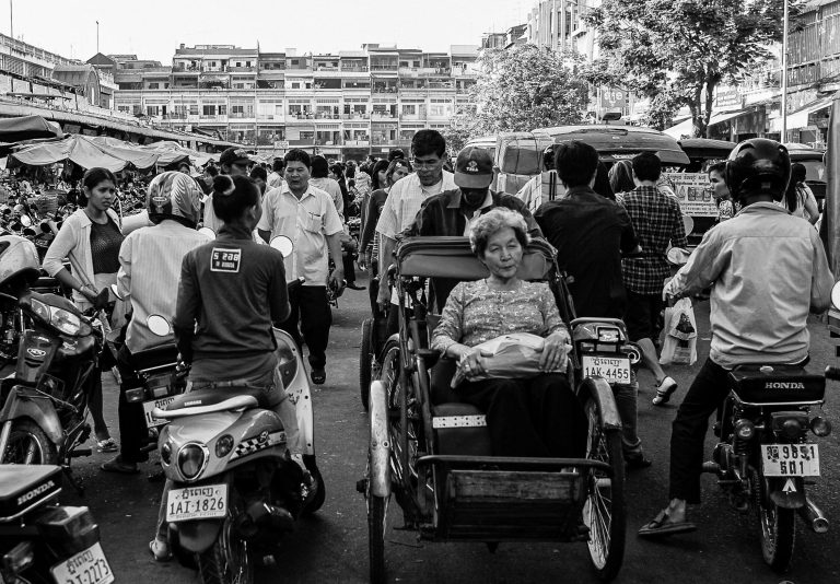Street photo in Phnom Penh, Cambodia by Ian Miller