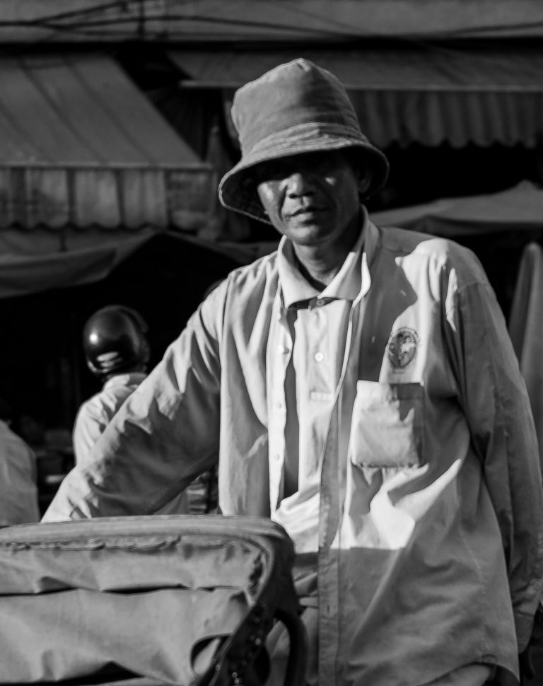 Street photo in Phnom Penh, Cambodia by Ian Miller