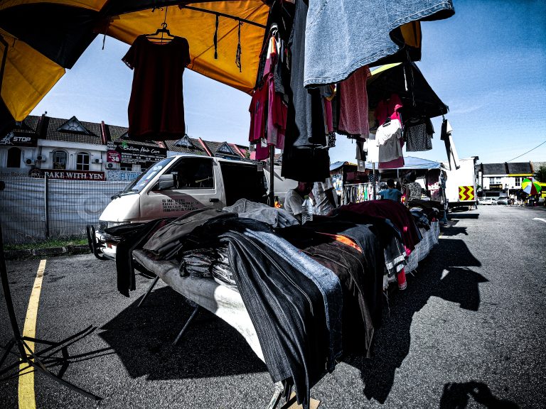 Street photo in Subang Jaya, Malaysia by Arnaz M. Khairul