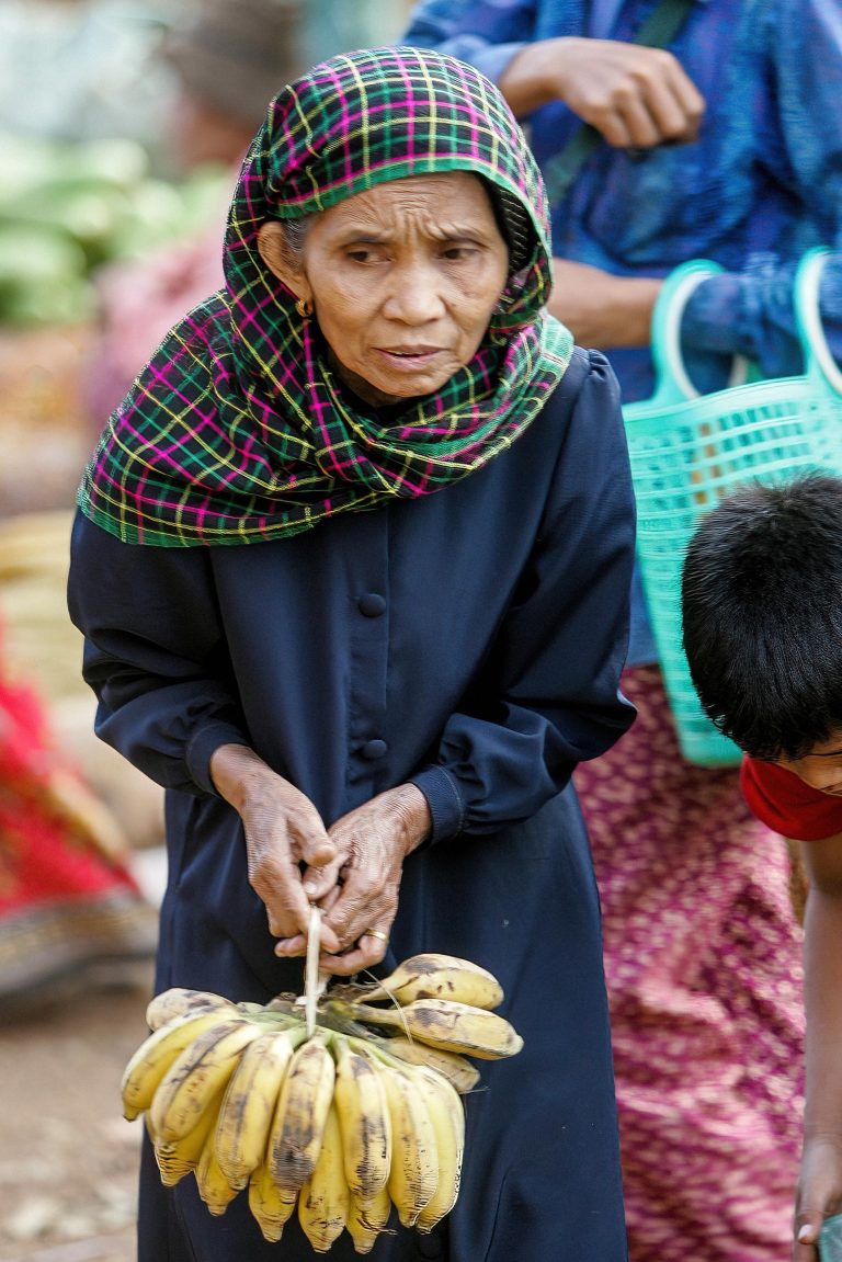 Street photo in Phnom Penh, Cambodia by Ian Miller