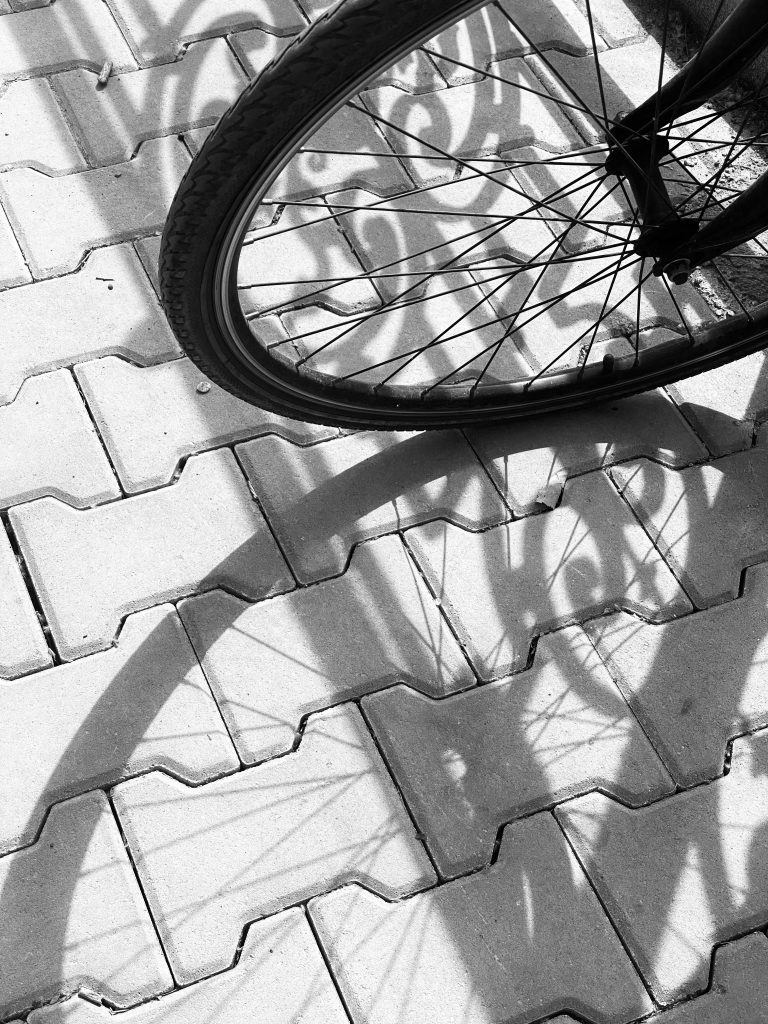 Street photo in Tbilisi, Georgia by Arina Gusakovskaya