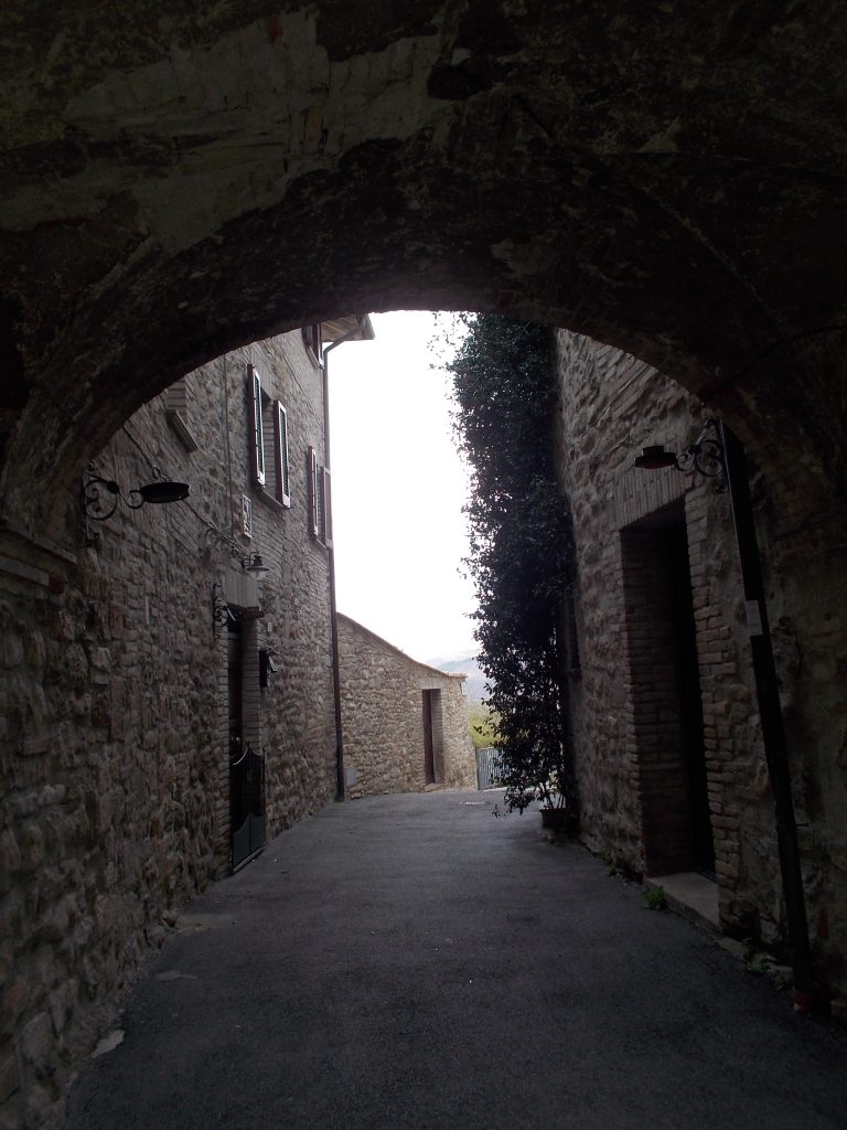 Street photo in Valfabbrica, Italy by Gincum Ponit