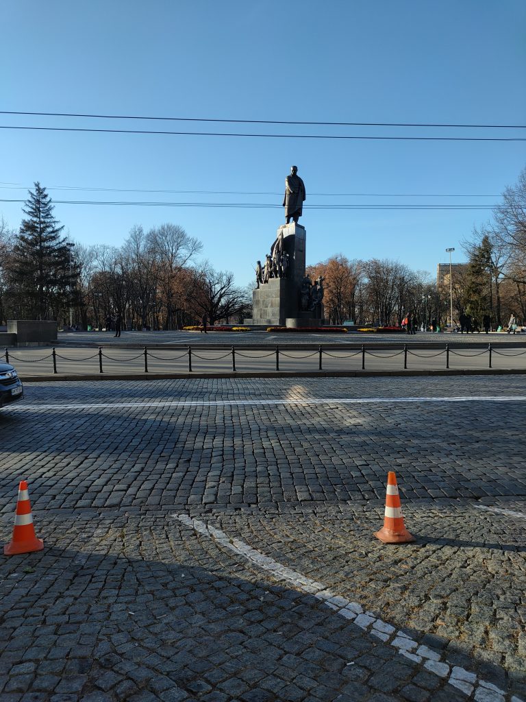Street photo in Kharkiv, Ukraine by Stanislav Pavlenko