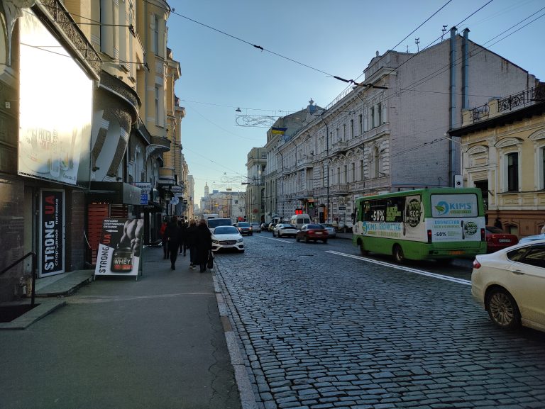 Street photo in Kharkiv, Ukraine by Stanislav Pavlenko