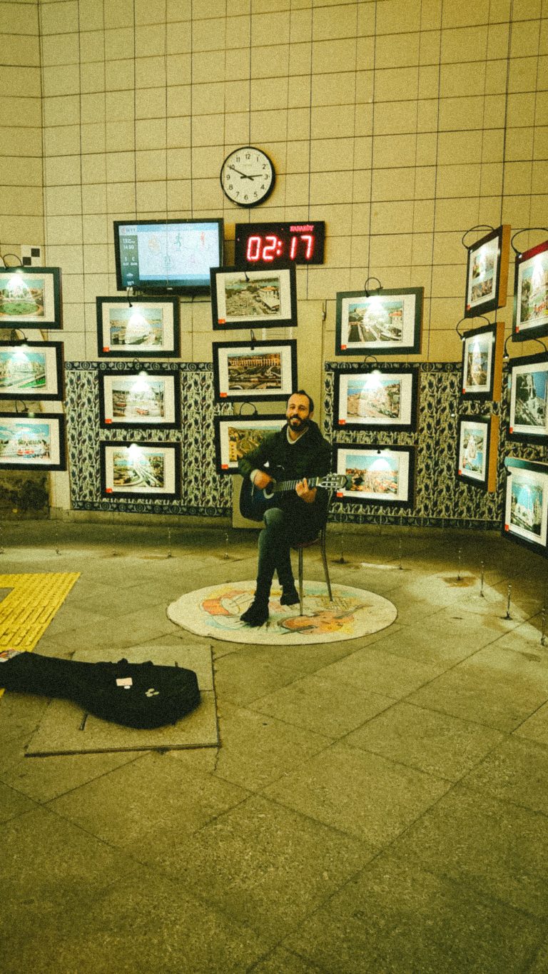 Street photo in Istanbul, Turkey by Arda Tutkun
