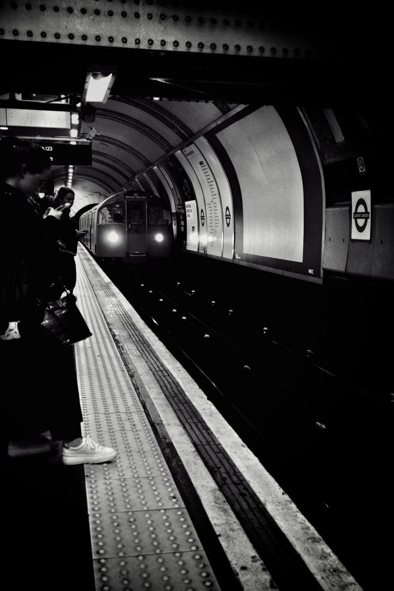 Street photo in London, United Kingdom by Claudio Ulloa