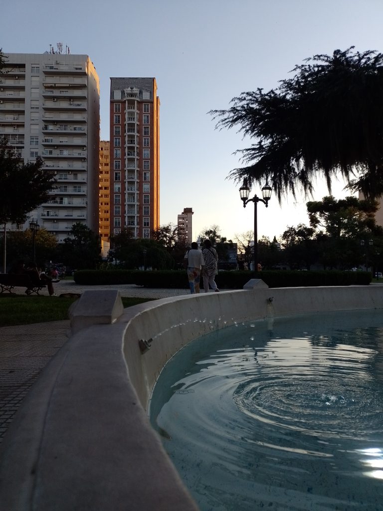 Street photo in San Nicolás de los Arroyos, Argentina by Cande Schnal