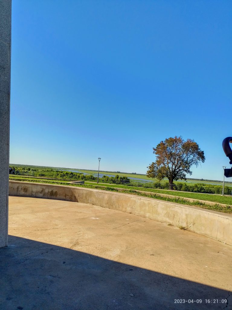 Street photo in San Nicolás de los Arroyos, Argentina by Cande Schnal