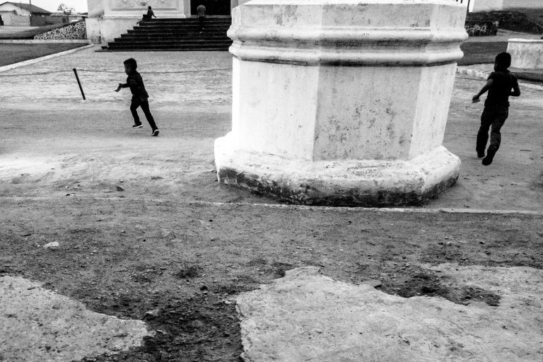 Street photo in Concepción, Guatemala by Duncan Aitken