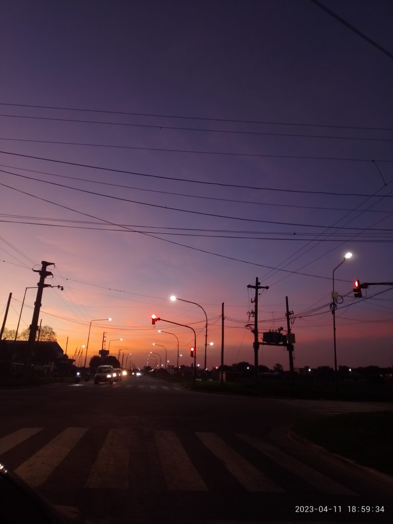 Street photo in San Nicolás de los Arroyos, Argentina by Cande Schnal