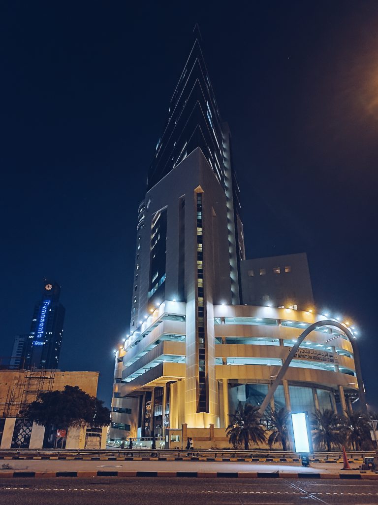 Street photo in Kuwait by Gerzon Etino