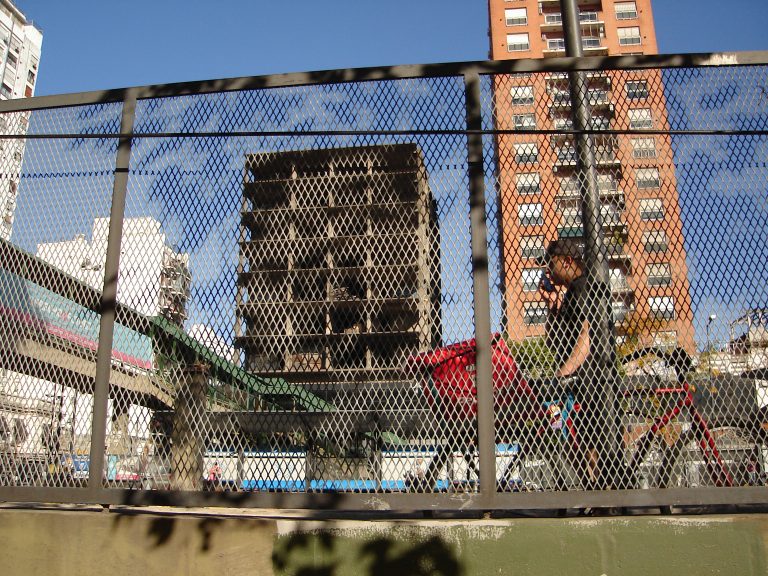 Street photo in Ramos Mejía, Argentina by Diestro Corleone