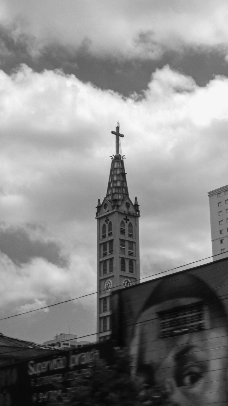 Street photo in São Paulo, Brazil by Arthur Borges