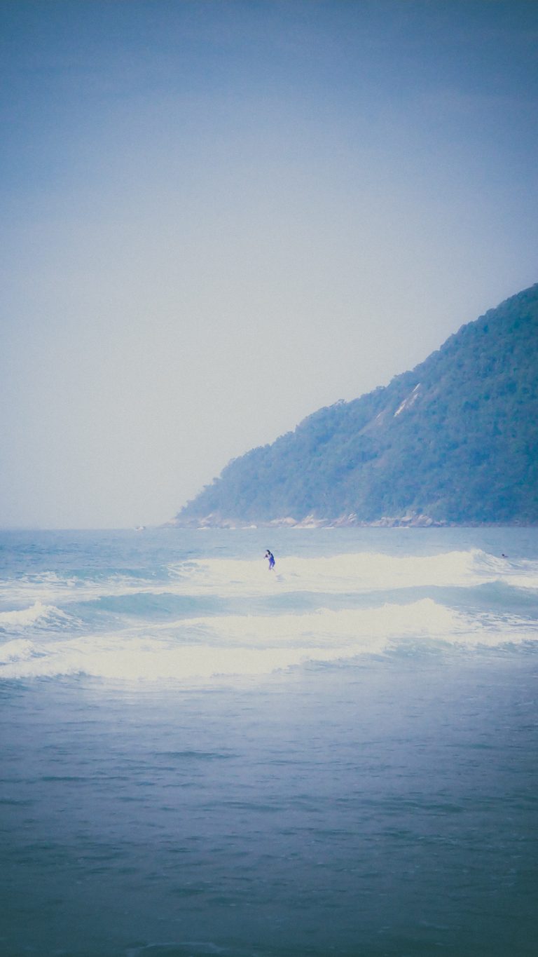 Street photo in Guarujá, Brazil by Arthur Borges