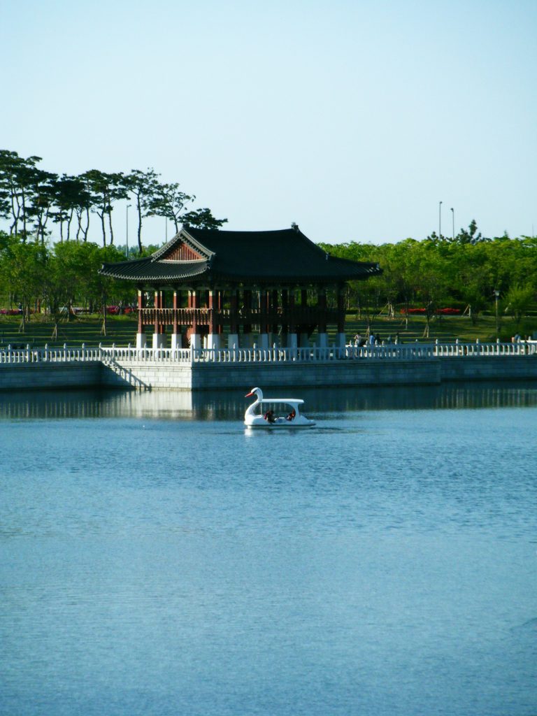 Street photo in Incheon, South Korea by Youngseok Song