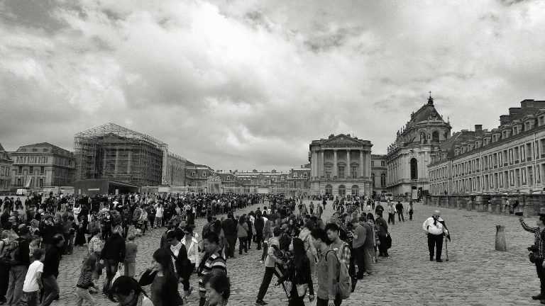 Street photo in Versailles, France by Paco Garcera