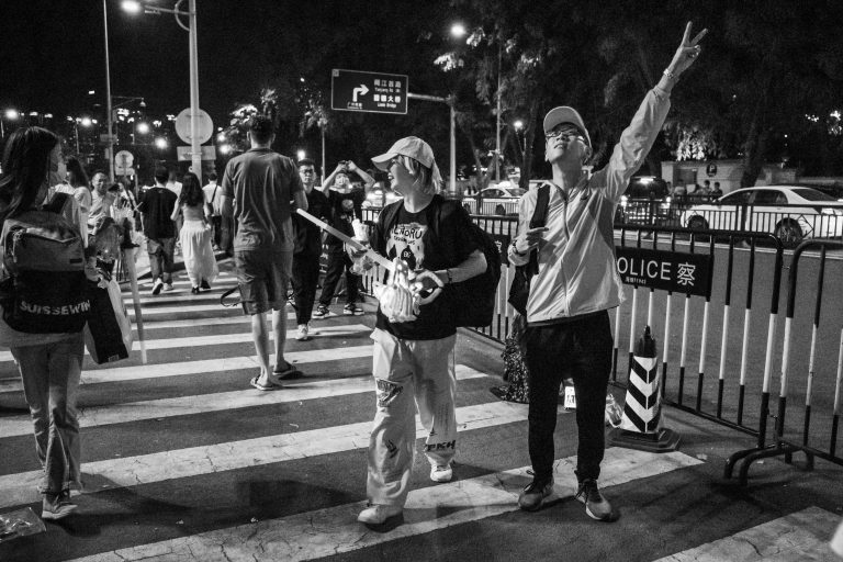 Street photo in Guang Zhou Ta Jing Qu, China by Craig Meakin