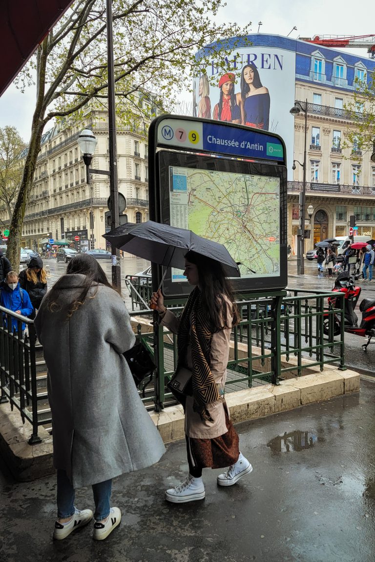 Street photo in Paris, France by Claudio Ulloa