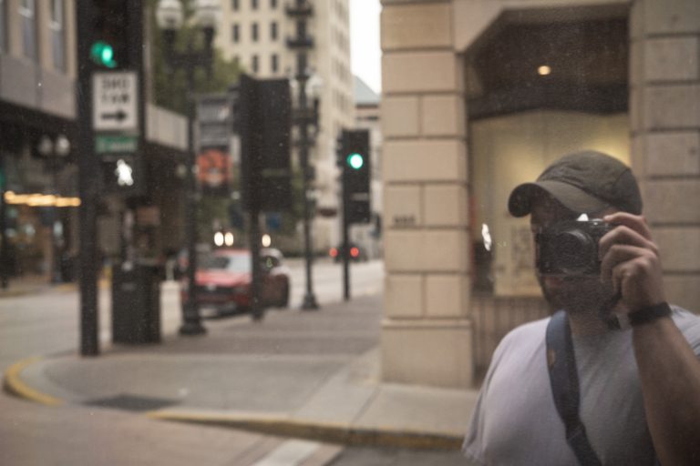 Street photo in Knoxville, United States by Mike Hallman