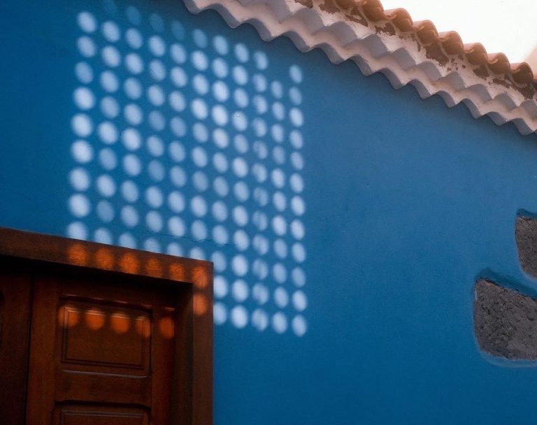 Street photo in Vega de San Mateo, Spain by Svend AM