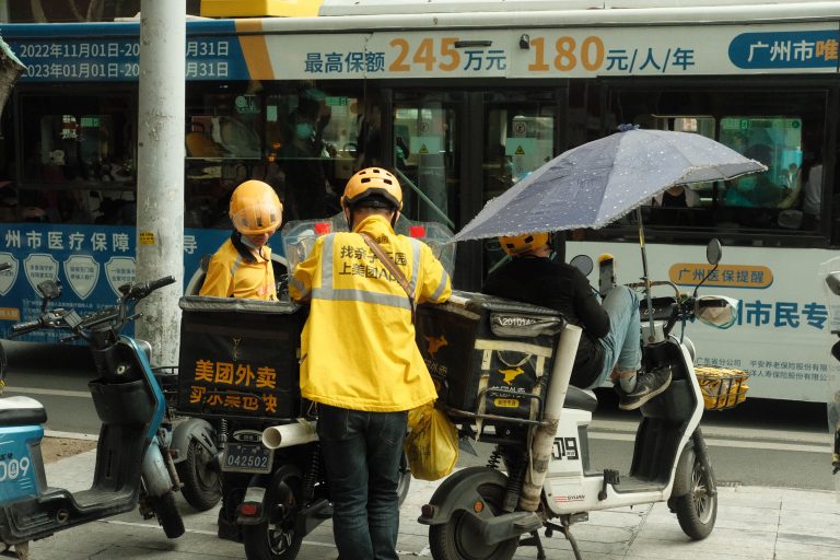 Street photo in Guangzhou, China by Tim Luo