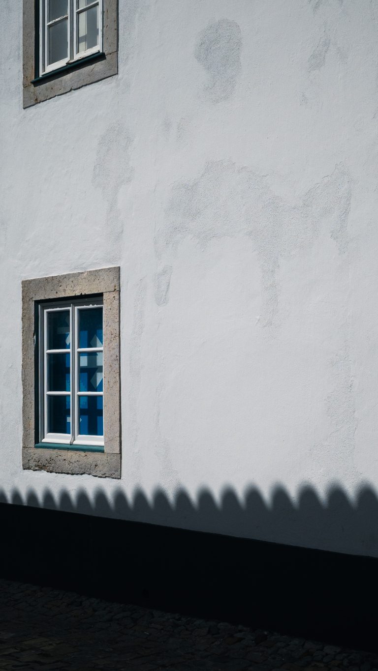 Street photo in Faro, Portugal by Amro Shaaeldin