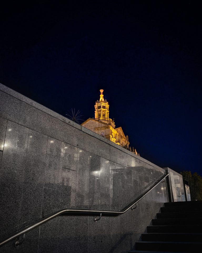 Street photo in Kyiv, Ukraine by Vadym Robeiko