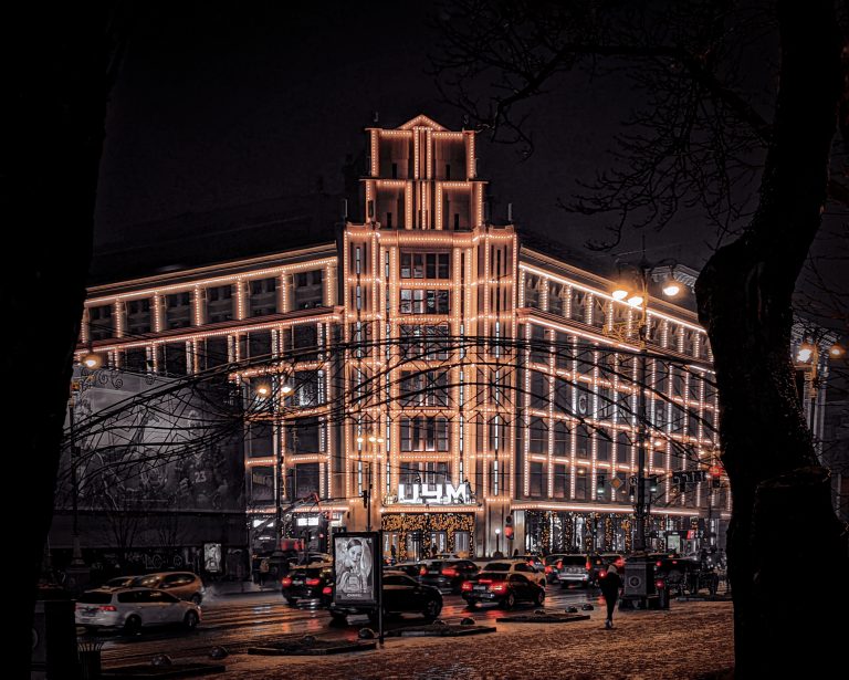 Street photo in Kyiv, Ukraine by Vadym Robeiko