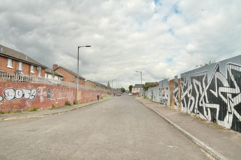Street photo in Belfast, United Kingdom by Bartosz Jung