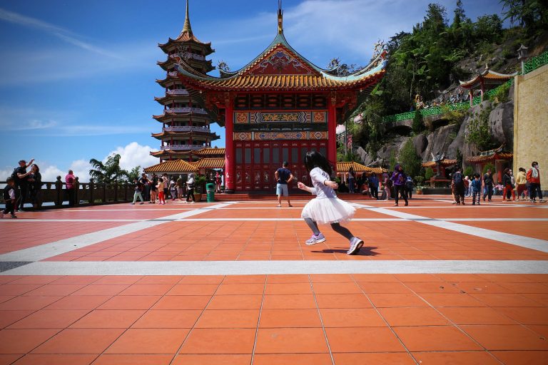 Street photo in Genting Highlands, Malaysia by Chee Hiong Chua