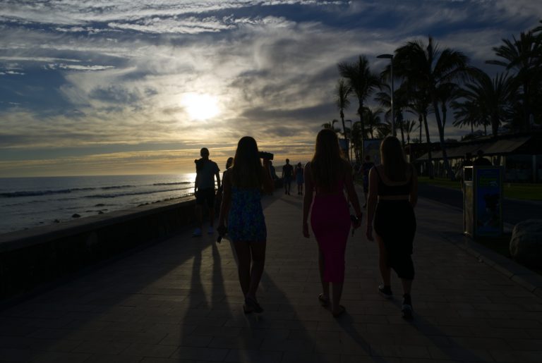 Street photo in Maspalomas, Spain by Fr. Mod