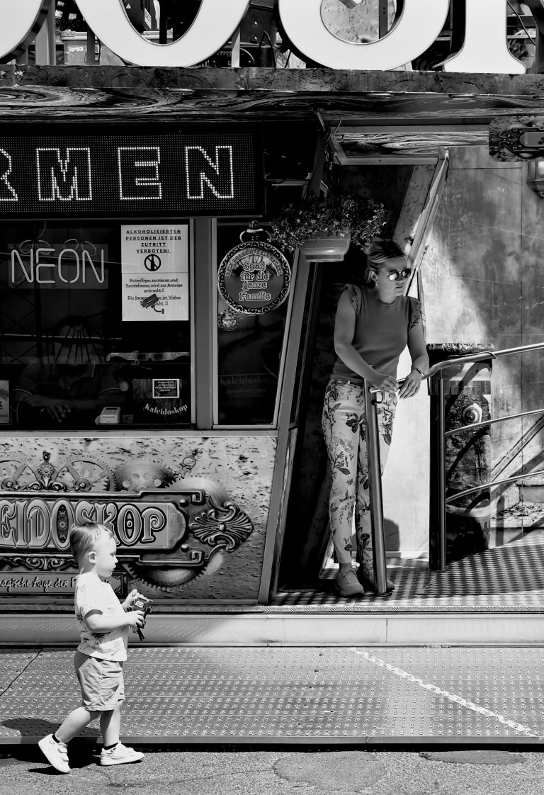 Street photo in Meerbusch, Germany by Alexander Roberts