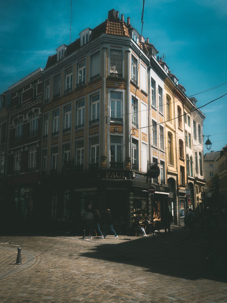 Street photo in Lille, France by François Vanhove