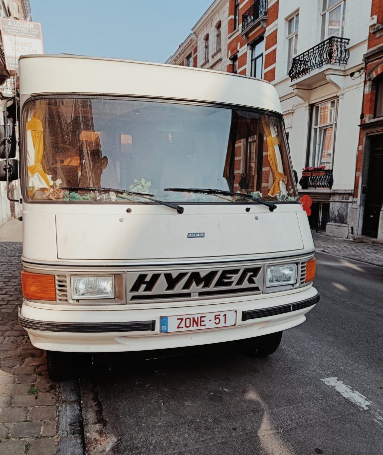 Street photo in Ixelles, Belgium by Lio Day