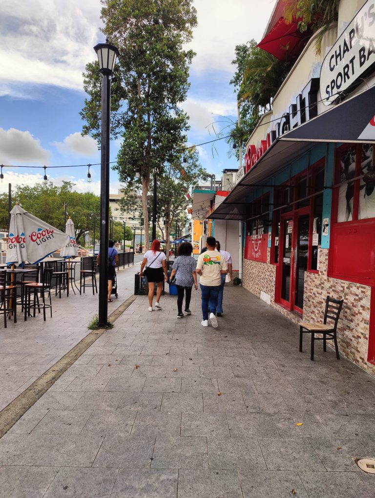 Street photo in Caguas, Puerto Rico by Pablo Cruz