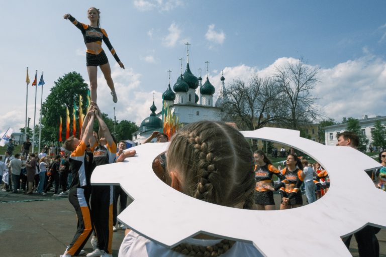 Street photo in Yaroslavl, Russia by Michael Philippov