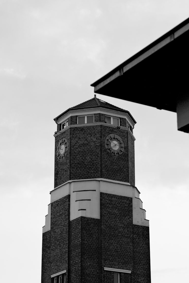 Street photo in Meerbusch, Germany by Alexander Roberts
