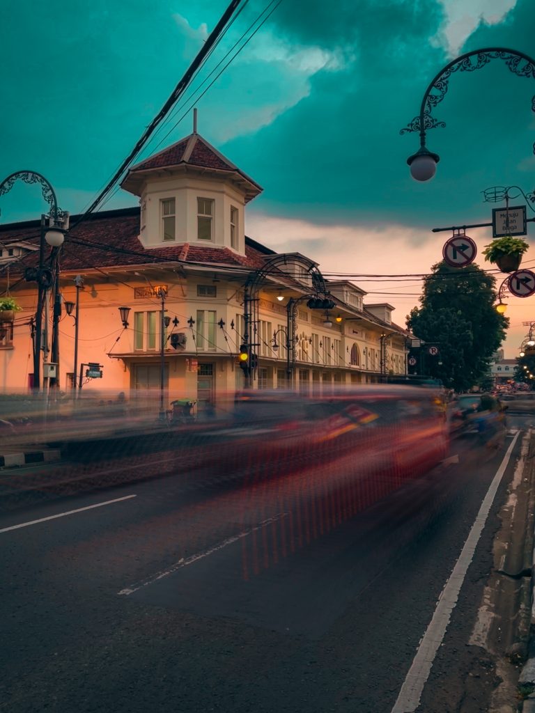 Street photo in Bandung, Indonesia by Naufal Ramadhan