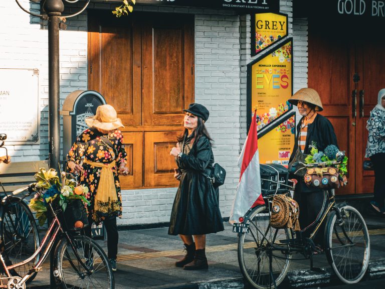 Street photo in Bandung, Indonesia by Naufal Ramadhan