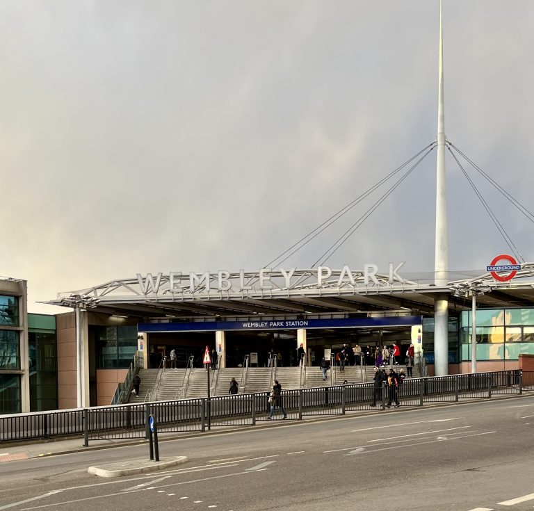 Street photo in Wembley, United Kingdom by Matt Dann