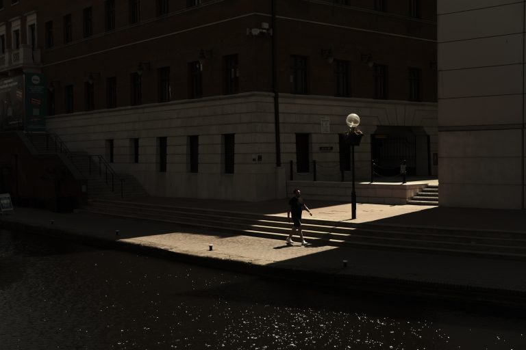Street photo in Birmingham, United Kingdom by Tom Parkins
