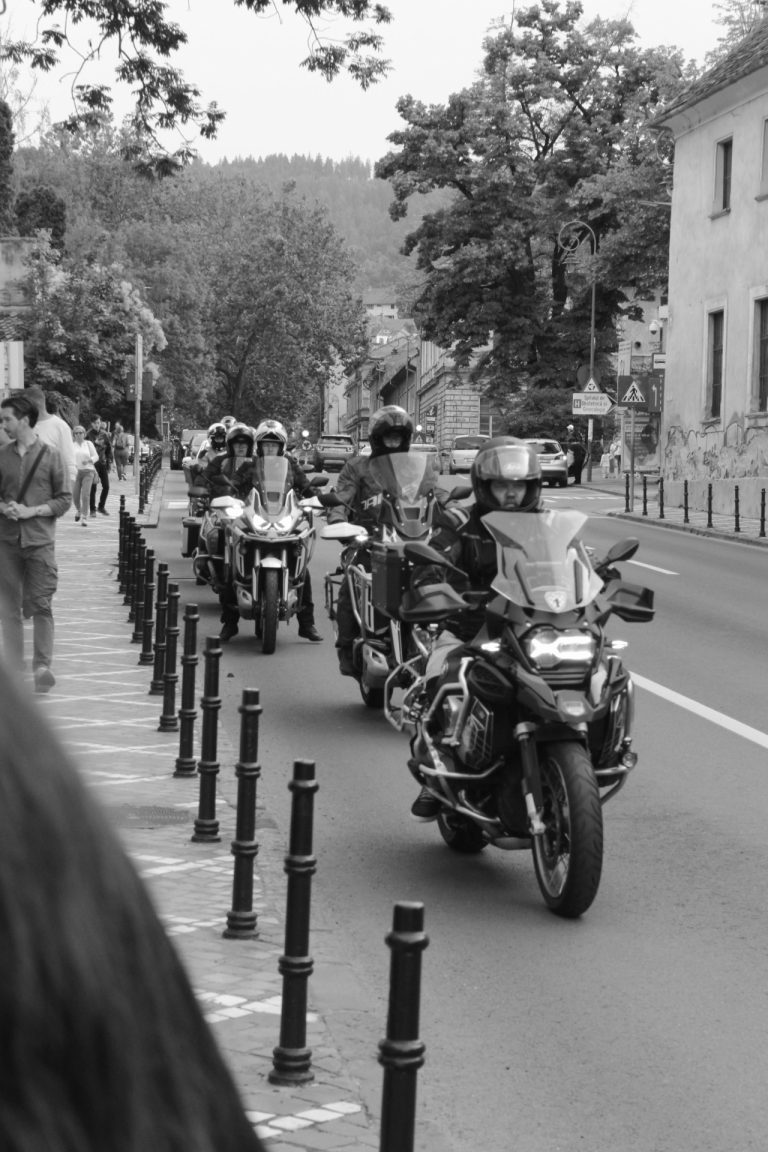 Street photo in Brașov, Romania by Stanica Cristi