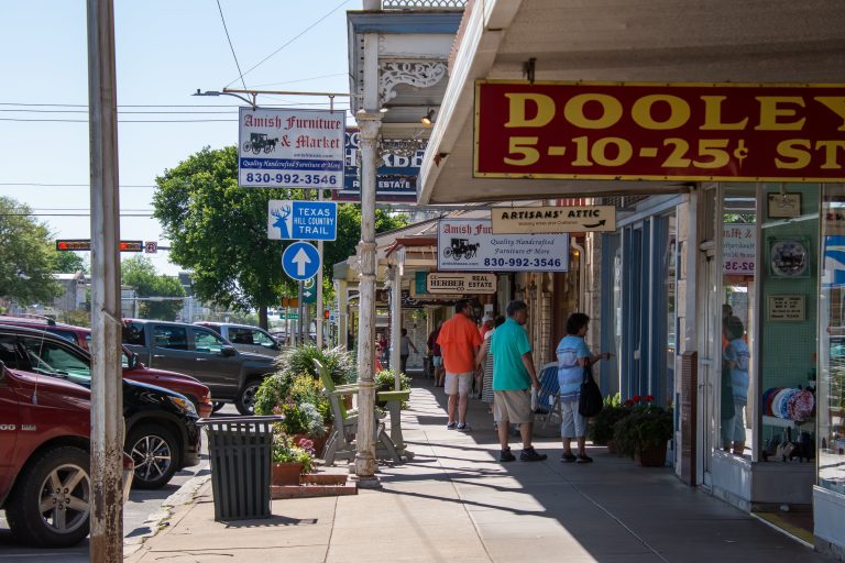 Street photo in Fredericksburg, United States by Marc Gallardo