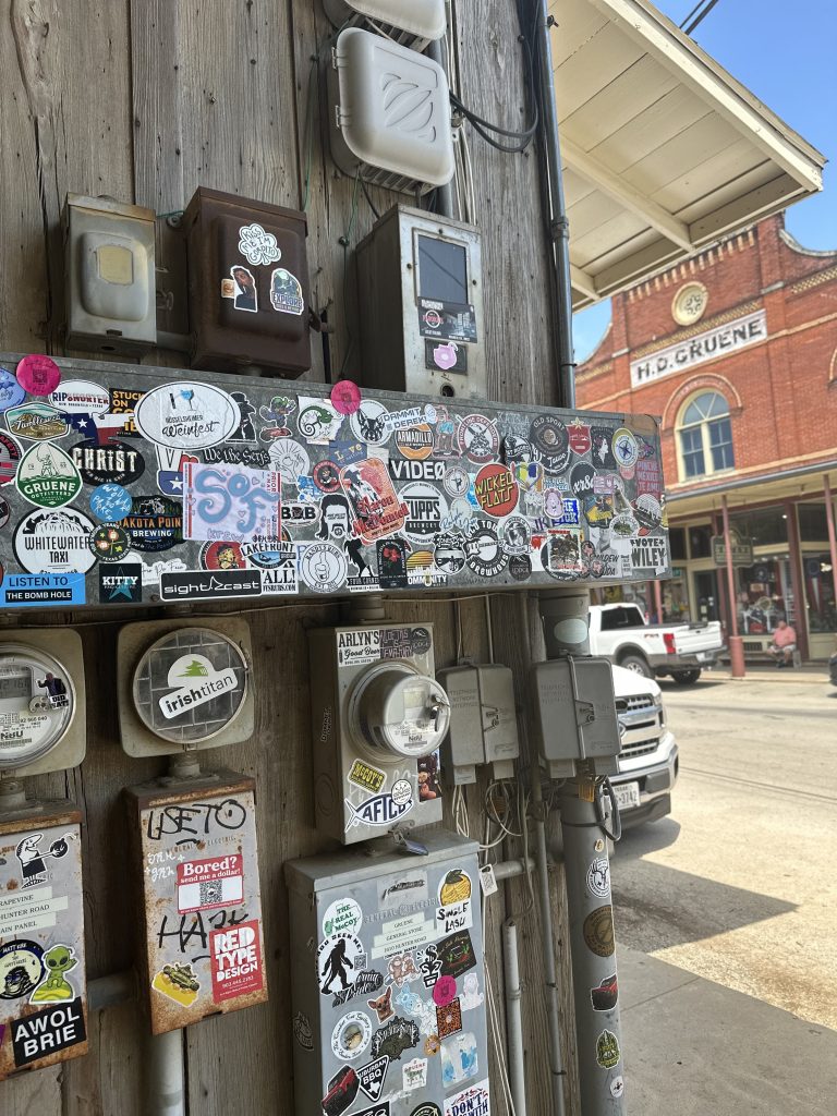 Street photo in Gruene, United States by Marc Gallardo