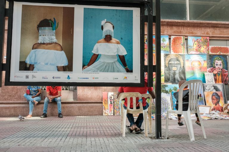 Street photo in Santo Domingo, Dominican Republic by Robins Fujis