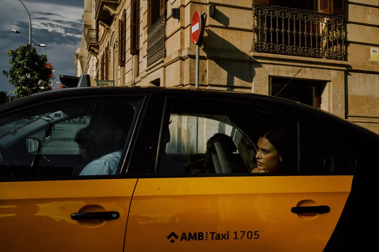 Street photo in Barcelona, Spain by Rober Tomás