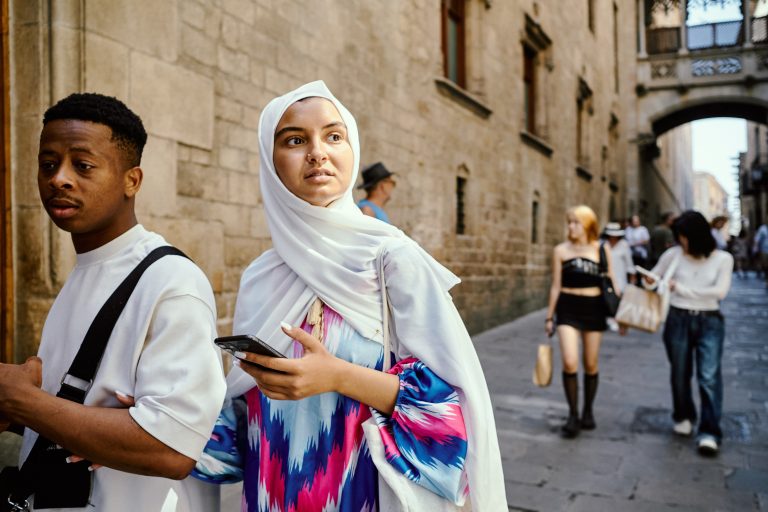 Street photo in Barcelona, Spain by Rober Tomás